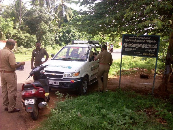 ఇంటిని చుట్టుముట్టారు...