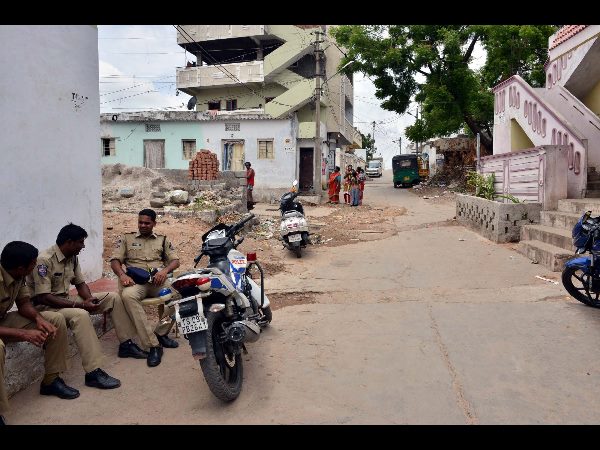 పోలీసుల పహారా