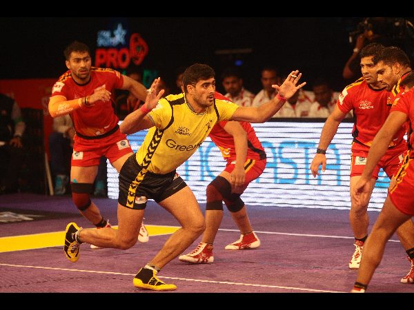  తెలుగు టైటాన్స్ మ్యాచ్‌లో రానా, రకుల్ సందడి