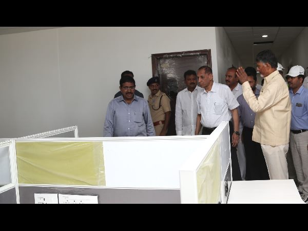  ఏం చేద్దాం: బాబు భుజంపై చెయ్యేసి చెవిలో గవర్నర్ గుసగుస