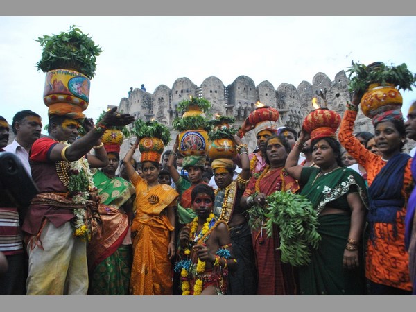 బోనమెత్తిన మహిళలు బోనమెత్తిన మహిళలు