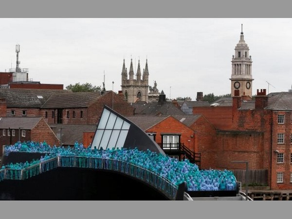 వారసత్వ కట్టడాల కోసం హాల్ సిటీలో నగ్నంగా వేల మంది ఫోటోలకు ఫోజులు