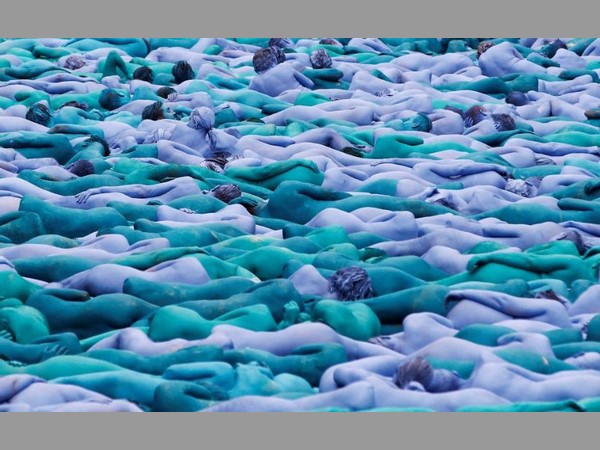 వారసత్వ కట్టడాల కోసం హాల్ సిటీలో నగ్నంగా వేల మంది ఫోటోలకు ఫోజులు