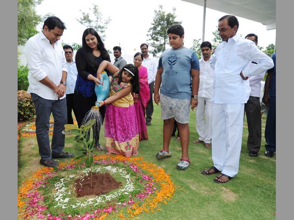 తాత కేసీఆర్తో మనవడు హిమాన్షు తాత కేసీఆర్తో మనవడు హిమాన్షు