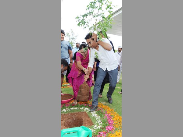 తాత కేసీఆర్తో మనవడు హిమాన్షు తాత కేసీఆర్తో మనవడు హిమాన్షు