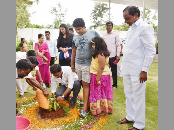 తాత కేసీఆర్తో మనవడు హిమాన్షు తాత కేసీఆర్తో మనవడు హిమాన్షు