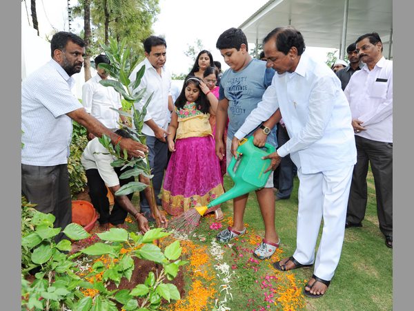 తాత కేసీఆర్తో మనవడు హిమాన్షు తాత కేసీఆర్తో మనవడు హిమాన్షు