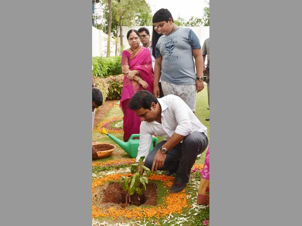 తాత కేసీఆర్తో మనవడు హిమాన్షు తాత కేసీఆర్తో మనవడు హిమాన్షు