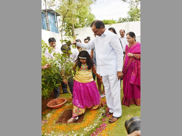 తాత కేసీఆర్తో మనవడు హిమాన్షు తాత కేసీఆర్తో మనవడు హిమాన్షు