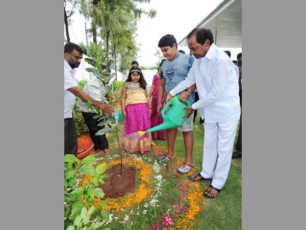 తాత కేసీఆర్తో మనవడు హిమాన్షు తాత కేసీఆర్తో మనవడు హిమాన్షు