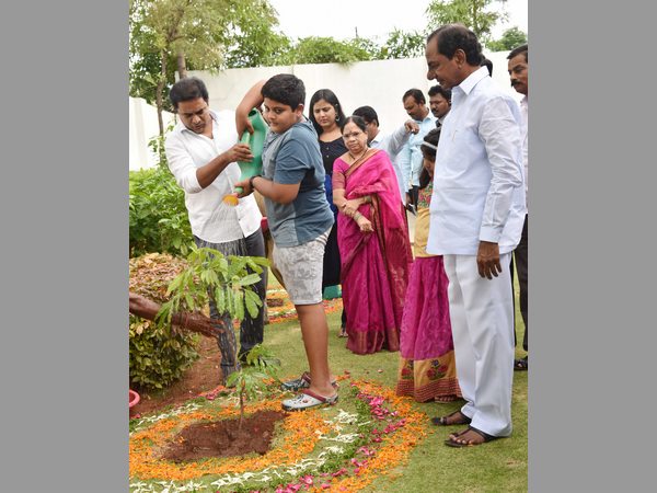 తాత కేసీఆర్తో మనవడు హిమాన్షు తాత కేసీఆర్తో మనవడు హిమాన్షు