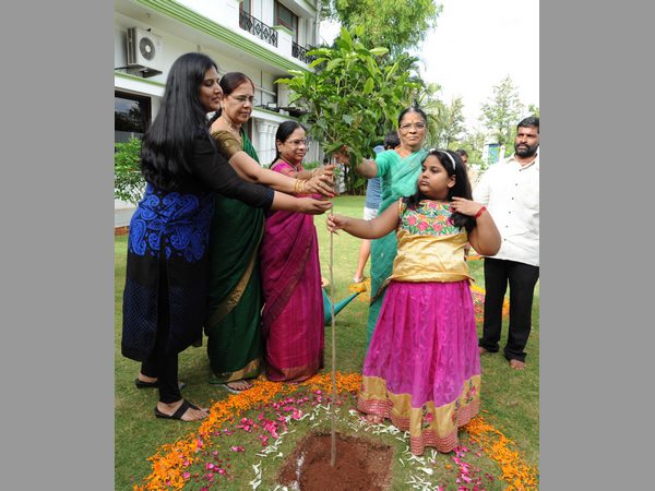 తాత కేసీఆర్తో మనవడు హిమాన్షు తాత కేసీఆర్తో మనవడు హిమాన్షు