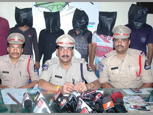 ప్రయాణికులే టార్గెట్