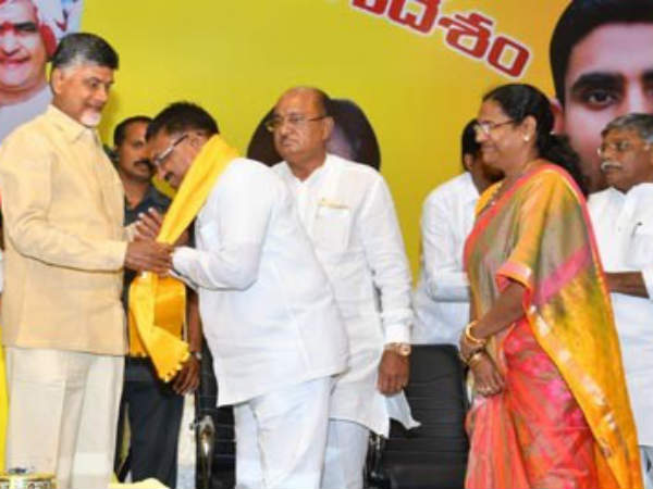 ఎర్రన్నాయుడితో చంద్రబాబు అనుబంధం: కుమార్తెను ఆప్యాయంగా పలకరించారు