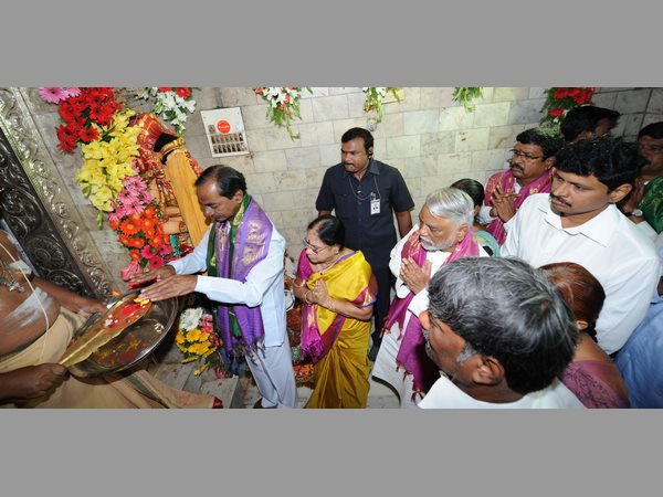సీఎం కెసిఆర్ దంపతుల పూజలు