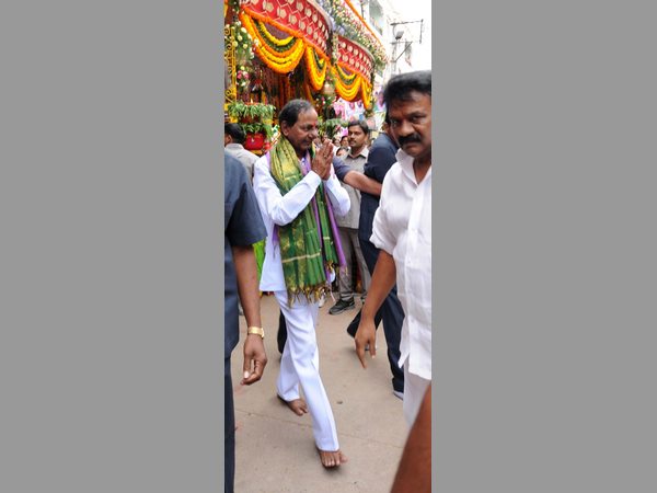 భక్తులకు కెసిఆర్ అభివాదం