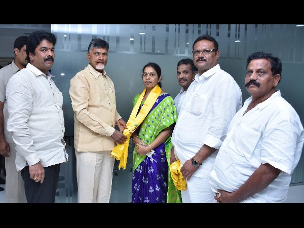 టీడీపీలో చేరిన విజయవాడ వైసీపీ కార్పోరేటర్ 