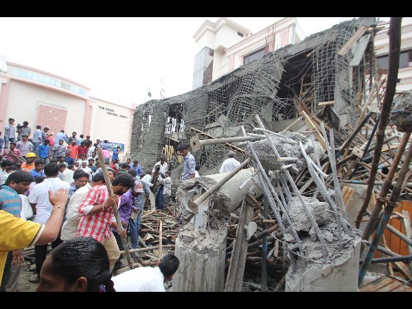 కూలిన పోర్టికో