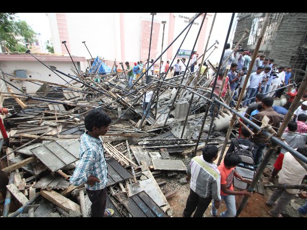  కూలిన పోర్టికో