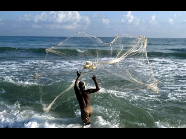 అద్భుతం: చేపల కోసం వల విసిరితే పల్సర్ బైక్ పడింది అద్భుతం: చేపల కోసం వల విసిరితే పల్సర్ బైక్ పడింది