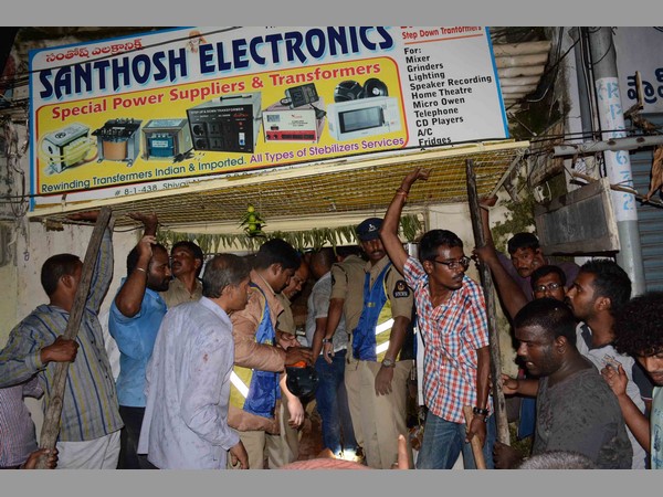 ప్రాణం తీసిన వర్షం: భవనం పై కప్పు కూలి ఒకరు మృతి 