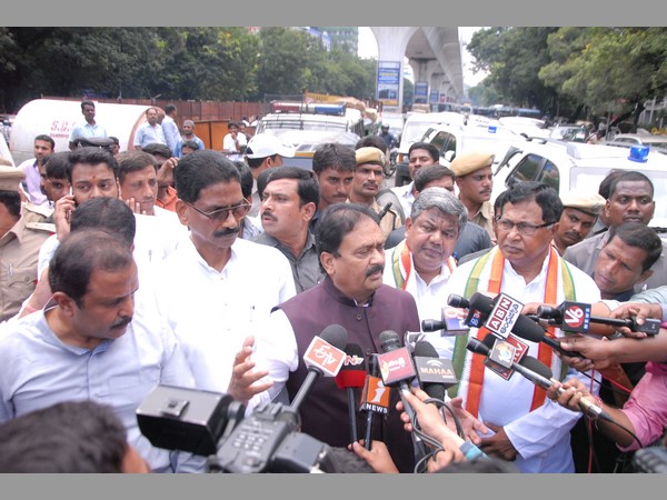 కాంగ్రెస్ నేతల ఆందోళన, అరెస్ట్