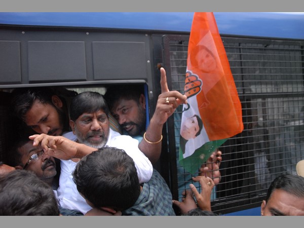 కాంగ్రెస్ నేతల ఆందోళన, అరెస్ట్