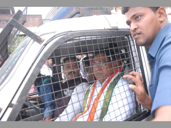 కాంగ్రెస్ నేతల ఆందోళన, అరెస్ట్