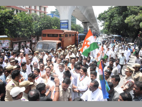 కాంగ్రెస్ నేతల ఆందోళన, అరెస్ట్