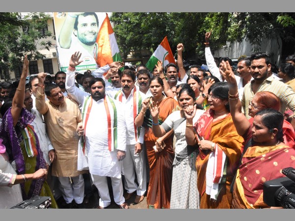 కాంగ్రెస్ నేతల ఆందోళన, అరెస్ట్