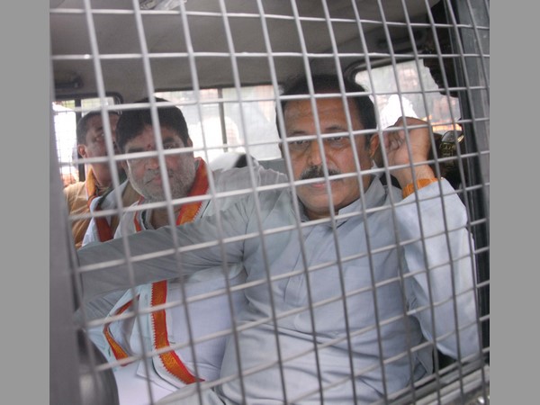 కాంగ్రెస్ నేతల ఆందోళన, అరెస్ట్