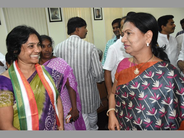 కాంగ్రెస్ నేతల ఆందోళన, అరెస్ట్