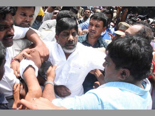 కాంగ్రెస్ నేతల ఆందోళన, అరెస్ట్