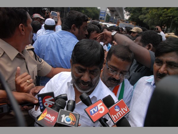 కాంగ్రెస్ నేతల ఆందోళన, అరెస్ట్