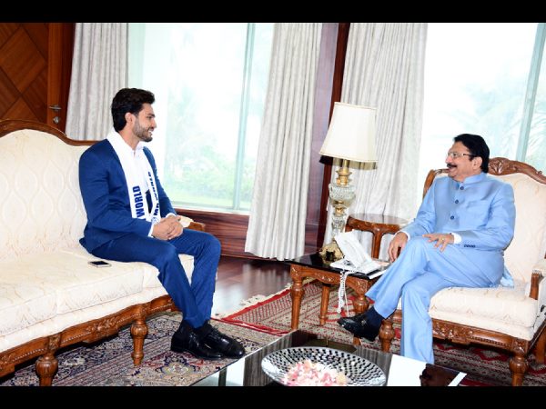 మహారాష్ట్ర గవర్నర్‌తో మిస్టర్ వరల్డ్ రోహిత్ ఖండేల్‌వాల్ 