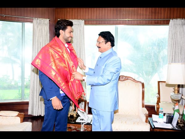 మహారాష్ట్ర గవర్నర్‌తో మిస్టర్ వరల్డ్ రోహిత్ ఖండేల్‌వాల్ 
