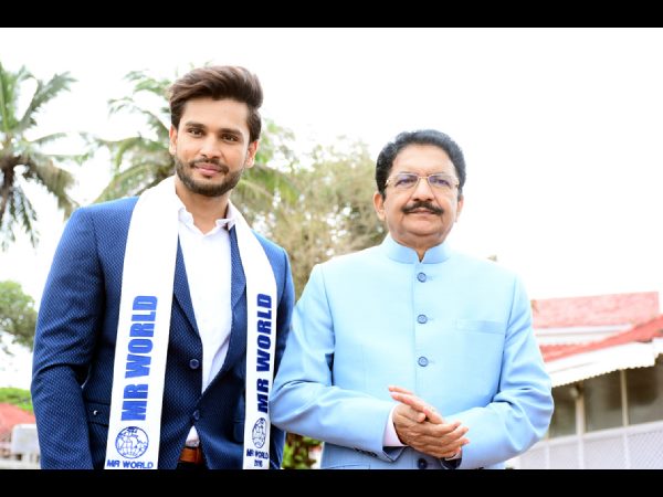  మహారాష్ట్ర గవర్నర్‌తో మిస్టర్ వరల్డ్ రోహిత్ ఖండేల్‌వాల్ 