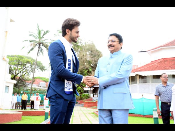 మహారాష్ట్ర గవర్నర్‌తో మిస్టర్ వరల్డ్ రోహిత్ ఖండేల్‌వాల్ 