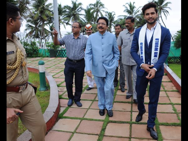  మహారాష్ట్ర గవర్నర్‌తో మిస్టర్ వరల్డ్ రోహిత్ ఖండేల్‌వాల్ 