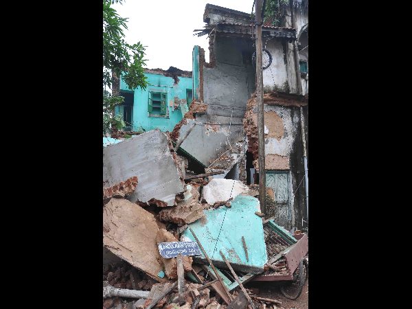 కుప్పకూలిన భవనం