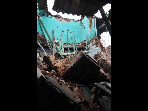 కుప్పకూలిన భవనం