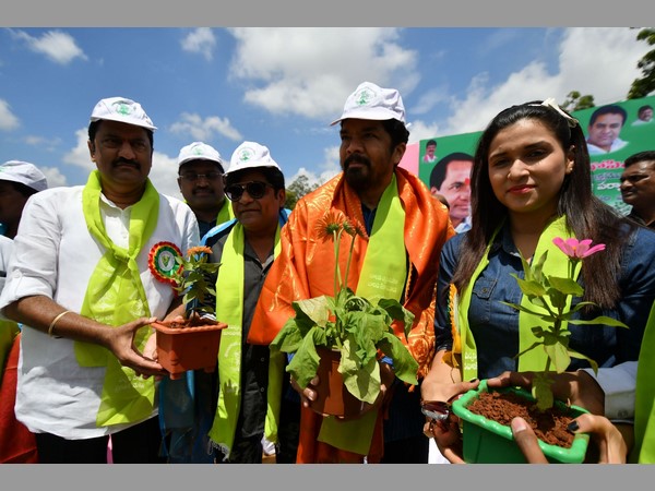 హరితహారంలో పోసాని, అలీ, మన్నారా హరితహారంలో పోసాని, అలీ, మన్నారా