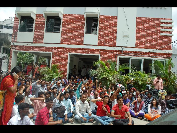 తిరగబడ్డ తల్లిదండ్రులు :