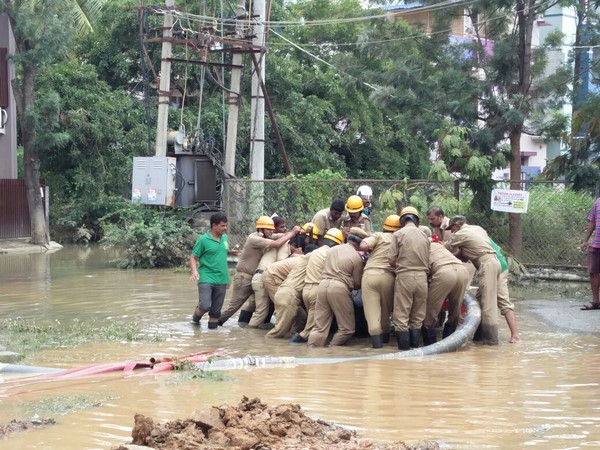 చేపలు పట్టిన బెంగుళూరు వాసులు 