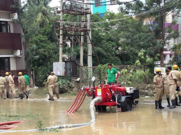 చేపలు పట్టిన బెంగుళూరు వాసులు 