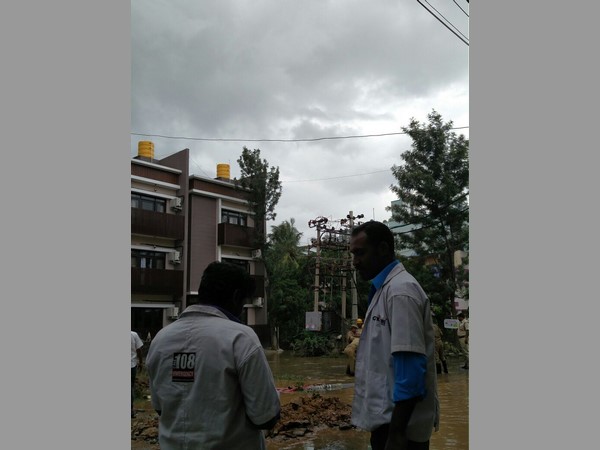 చేపలు పట్టిన బెంగుళూరు వాసులు 