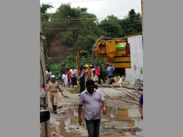చేపలు పట్టిన బెంగుళూరు వాసులు 