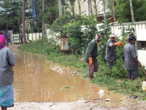 చేపలు పట్టిన బెంగుళూరు వాసులు 