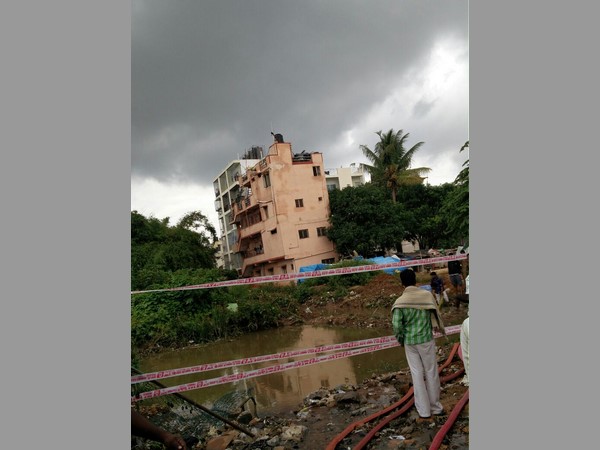 చేపలు పట్టిన బెంగుళూరు వాసులు 