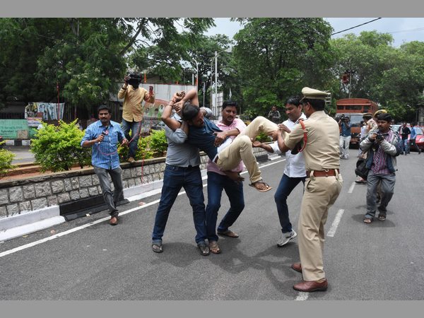 ఏబీవీపీ ఆందోళన